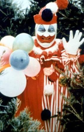 trascendencia9's tweet photo. John Wayne Gacy no m4taba por placer.

M4taba por necesidad.

La necesidad de ocultar quién era realmente.

Y lo hizo durante años… mientras se disfrazaba de payaso en fiestas infantiles.

Hilo con la historia del asesino más perturbador de América. 🧵 https://t.co/HEV37V4HMJ