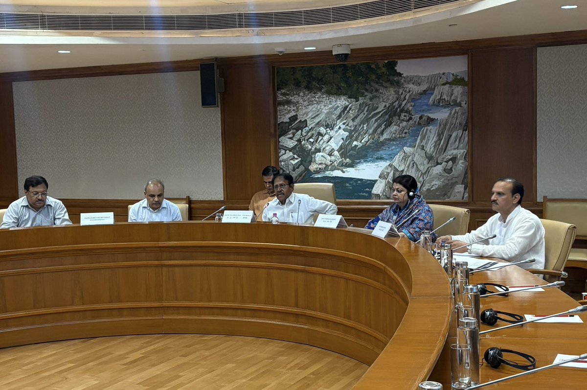 NeerajDangiINC's tweet image. आज संसद भवन एनेक्सी, नई दिल्ली में राज्य सभा की सरकारी आश्वासनों संबंधी समिति की बैठक में भाग लिया जिसमें शिक्षा मंत्रालय व स्वास्थ्य और परिवार कल्याण मंत्रालय के अधिकारियों के साथ राष्ट्रीय परीक्षण संस्थान (एन टी ए) की कार्यप्रणाली पर ब्रीफिंग में अपने महत्वपूर्ण सुझाव दिये।