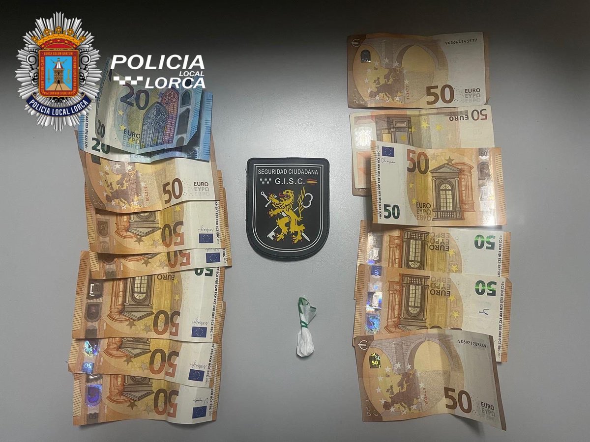 🔵 DETENIDOS EN LORCA 🔵
La Unidad GISC de detiene a dos individuos por un robo con violencia a un hombre de 70 años que acababa de sacar 740 € de un cajero.
🚔 Lo arrastraron por el suelo causándole lesiones.
💶 Se recuperaron 690 € y cocaína.
➡️ A disposición judicial.