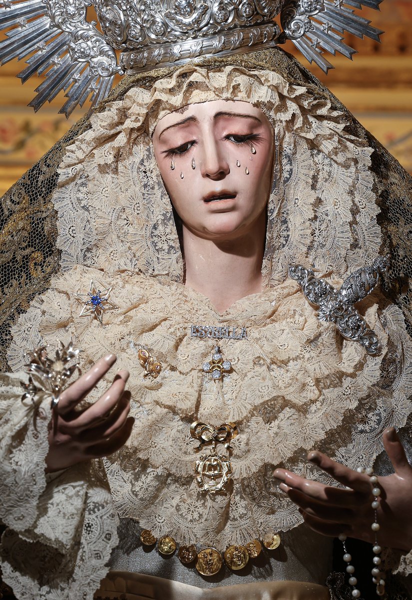 hdadlaestrella's tweet photo. ⭐️María Santísima de la Estrella amanece ataviada para el #TiempoOrdinario.
Luce saya torera, manto azul de Carrasquilla, fajín de Maravillas Fernández y porta corona y puñal de plata, diseñados por Rubén Terriza y realizados por Ramón León (2024). 

Entre sus joyas destacan la medalla de la Virgen de los Reyes, granadas de oro, el broche 'Fuente de la Salud' (@HdadSanGonzalo ) y el broche de la Hermandad de la Vera-Cruz de Castilblanco de los Arroyos, ambos obsequios por los #25añoscoronaciónEstrella.

Estrena encaje de punto de aguja y mariposas de plata regaladas nuestros hermanos Fran Redondo, Antonio González y Jesús García. 

Fotos: @AleRuesga  #JunioenlaEstrella
