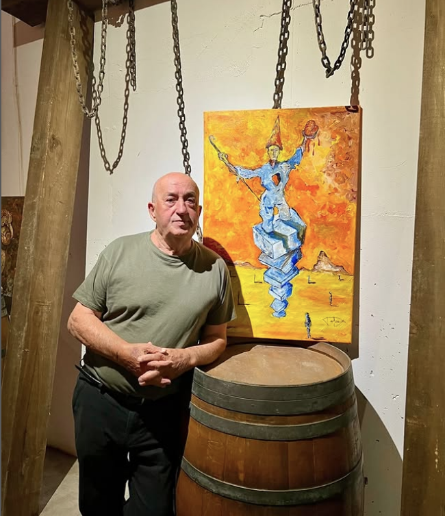 Aquesta tarda a Vinya els Vilars: inaugurem “Amb mirada particular”, la nova col·lecció de Manuel Batallà,🎨 que 10 anys després torna a omplir la nostra sala de barriques amb les seves pintures: emotives, personals i inspiradores.👨🏼‍🎨 Us hi esperem avui a les 19:30.