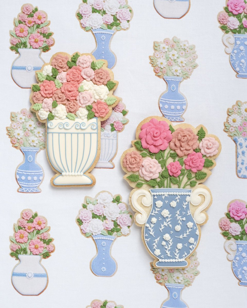 アイシングクッキープリントの生地が有輪商店さんから発売中です♡

💠 Porcelain Bloom 💠

陶器の花瓶に美しい花束が活けられた、落ち着いた華やかのあるデザイン。
ゆったりとした時間が流れるような、優美な昼下がりをイメージしました 💐

item.rakuten.co.jp/yuwashoten/kne…