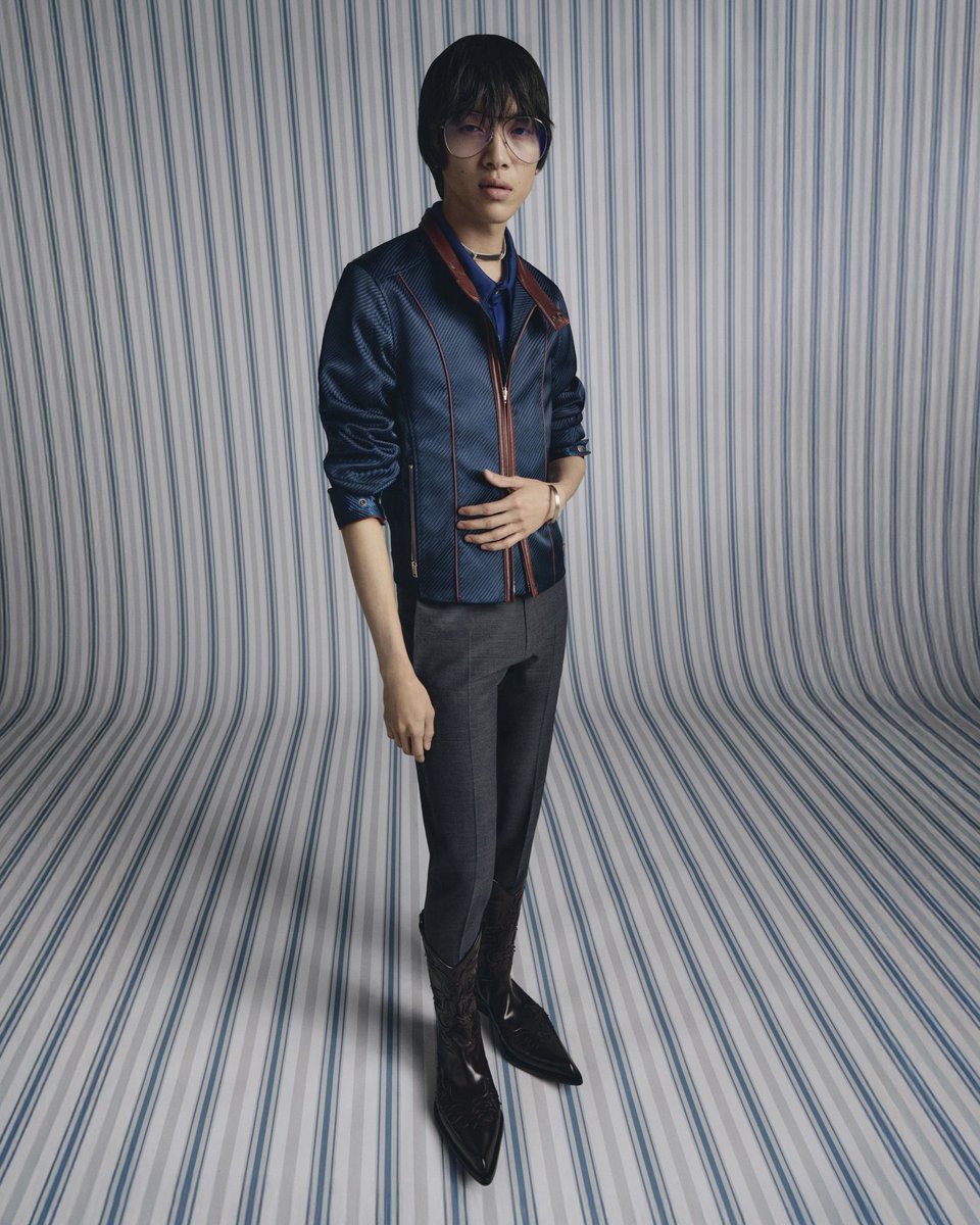 acnestudios's tweet image. Acne Studios SS26 menswear rewrites sportswear codes with precision.
Glossy textures, cropped hoodies, and sleek track silhouettes are paired with the Camero Camera bag in new iterations, alongside the debut of the Camero Hotel, a new shape designed for travel and adventure.