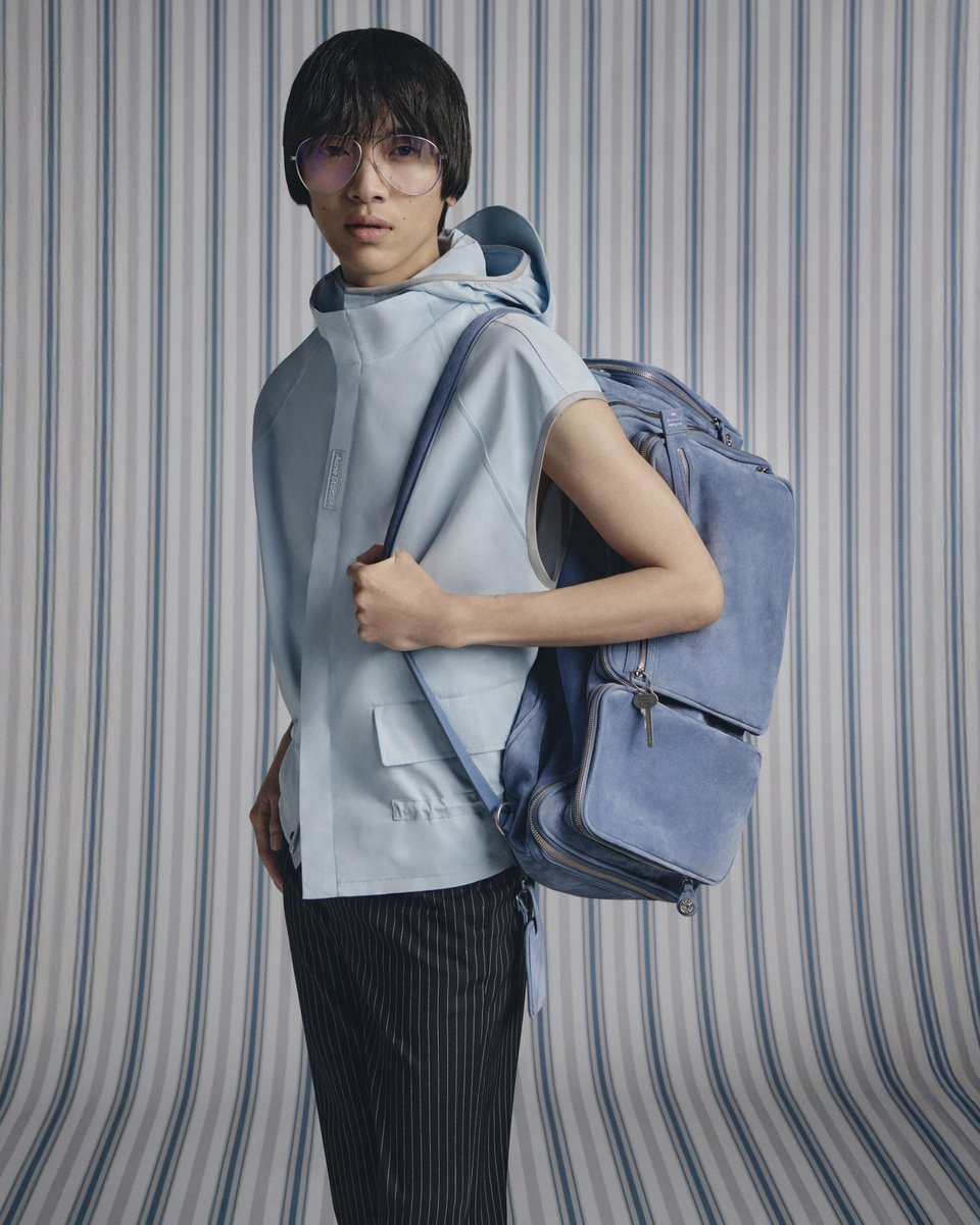 acnestudios's tweet image. Acne Studios SS26 menswear rewrites sportswear codes with precision.
Glossy textures, cropped hoodies, and sleek track silhouettes are paired with the Camero Camera bag in new iterations, alongside the debut of the Camero Hotel, a new shape designed for travel and adventure.