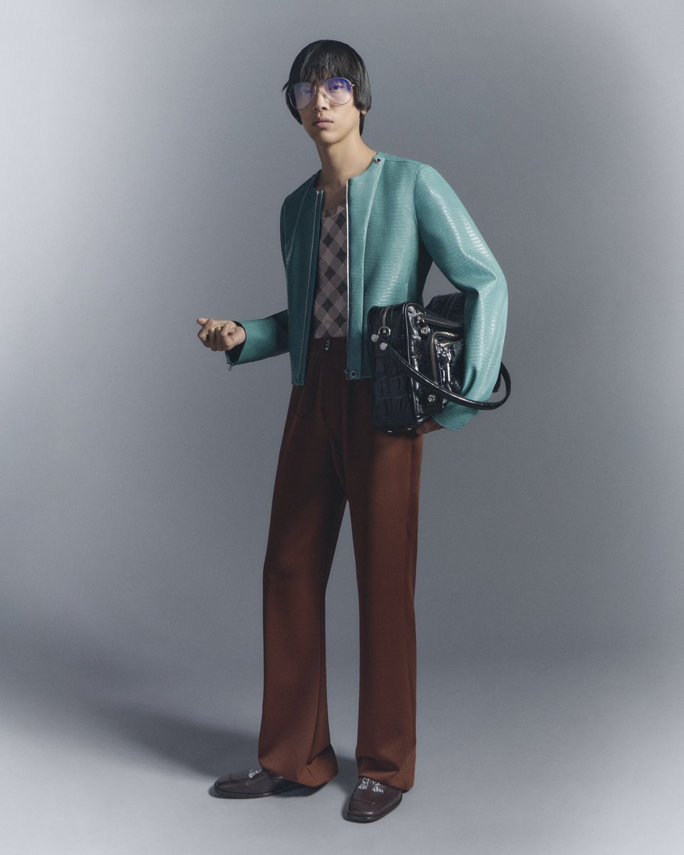 acnestudios's tweet image. Acne Studios SS26 menswear rewrites sportswear codes with precision.
Glossy textures, cropped hoodies, and sleek track silhouettes are paired with the Camero Camera bag in new iterations, alongside the debut of the Camero Hotel, a new shape designed for travel and adventure.