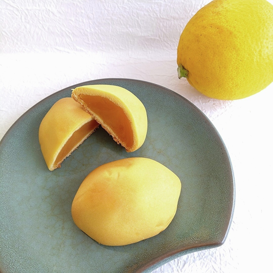 瀬戸内レモンのピールと果汁を使用したあんを包み、レモンのかたちに