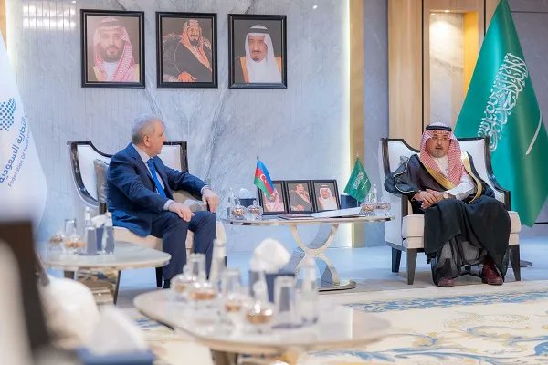 رئيس مجلس الأعمال السعودي الاذربيجاني يلتقي سفير اذربيجان بالرياض

#البوابة 
albwaabh.org/2453687/