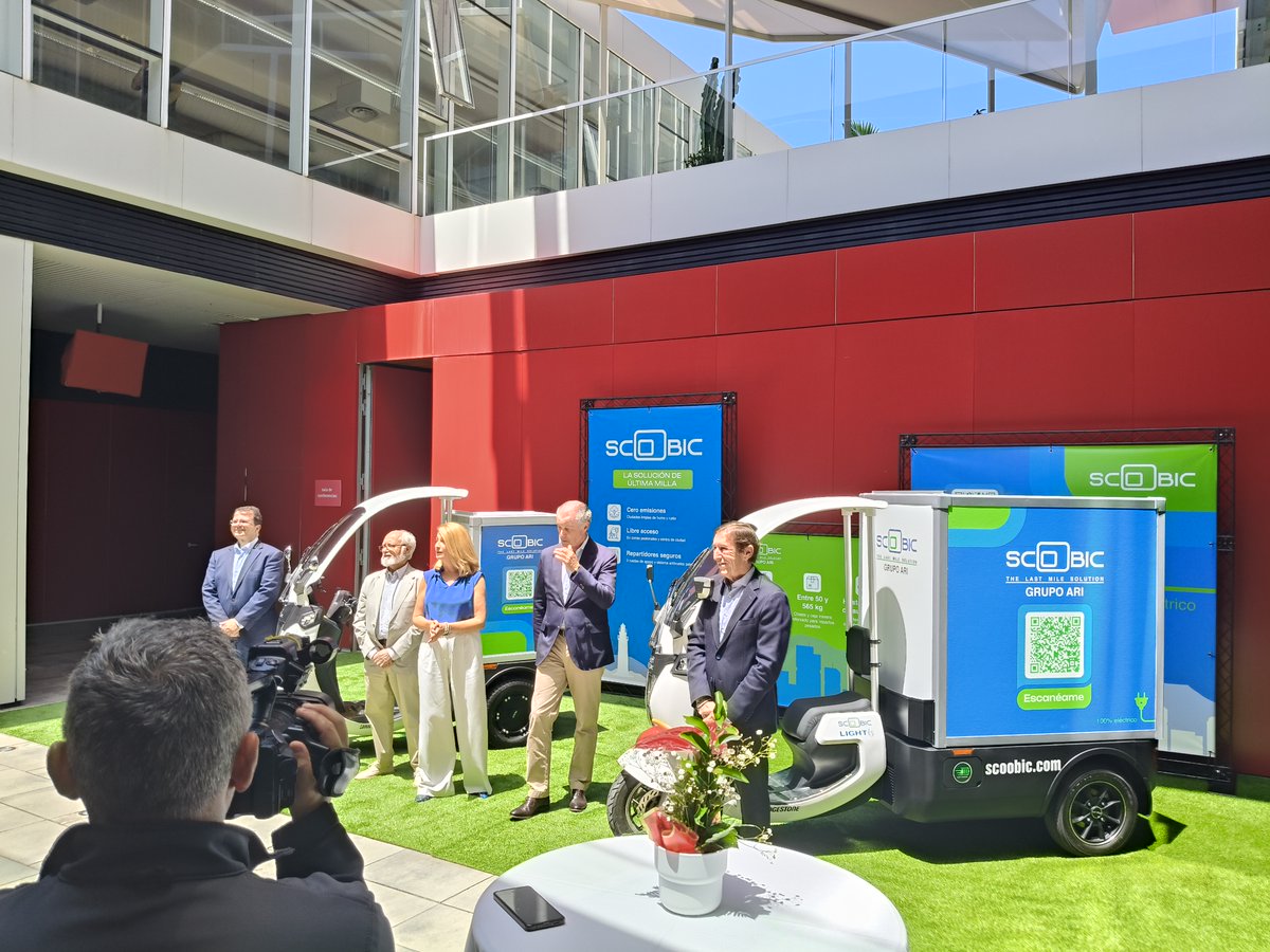 Presentación de los vehículos SCOOBIC. Enhorabuena al Grupo ARI por esta iniciativa y por su inmersión en el transporte sostenible de última milla. Una apuesta decidida por la movilidad sostenible en el ámbito urbano.