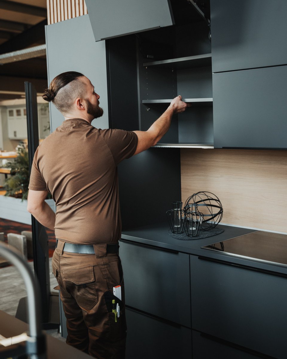 Moin 😊! Monteur prüft Dein Küchenregal für perfekten Einbau! 🔨✨ Moderne Küche für Deinen Lifestyle: smarte Technik &amp; Stauraum. 🏡 Klick: kuechenmennen-beratung.de 🌟 #KüchenMennen #JungeLeute