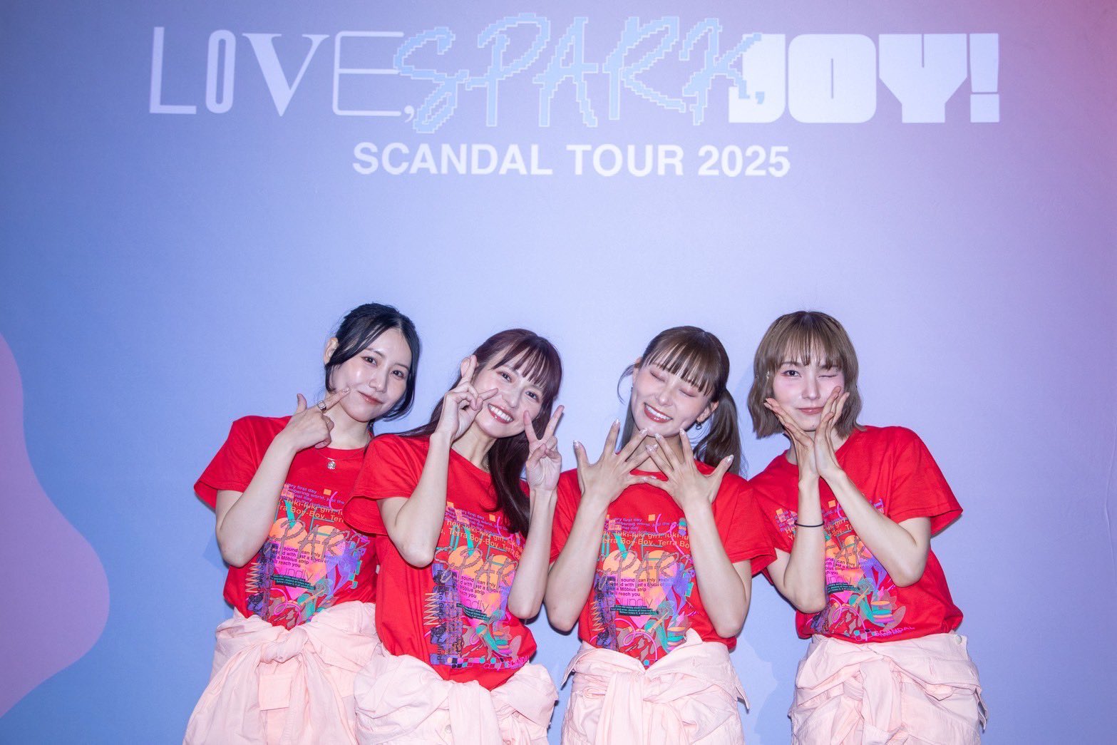 GuW7dYUb0AADFeV?format=jpg&name=large