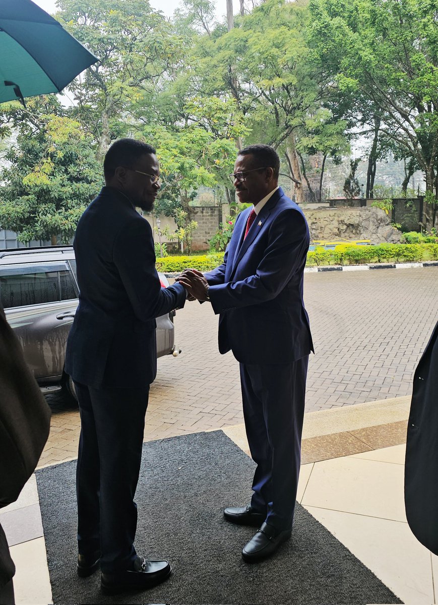 Kmunep's tweet photo. Our Head of Mission H.E @AbabuNamwamba held talks today with H.E General Bacha Debele Buta, Ambassador Plenipotentiary and Extraordinary of the Federal Democratic Republic of Ethiopia to Kenya. The two Ambassadors discussed wide ranging Kenya🇰🇪🇪🇹Ethiopia issues of mutual interest https://t.co/ykHaxxK5ng