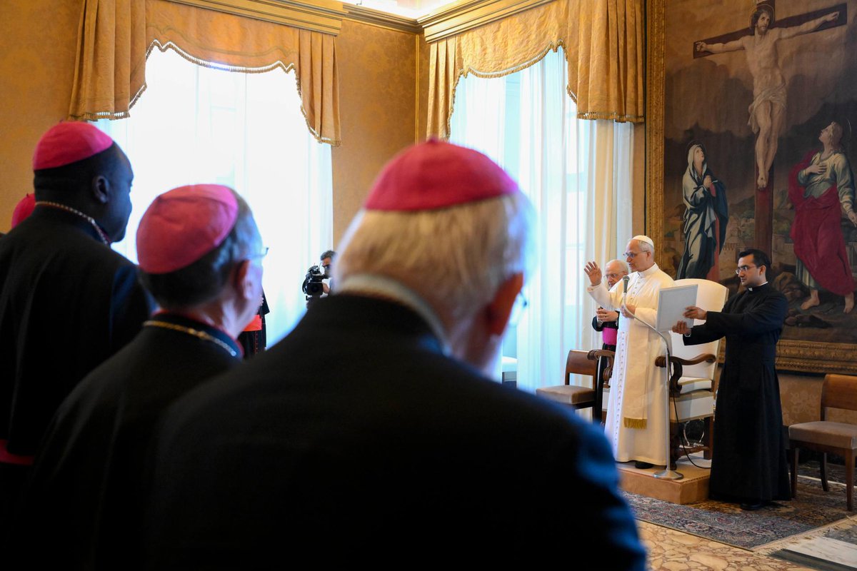 VaticanNewsPL's tweet image. #LeonXIV: potrzebujemy słuchać głosu miłości Bożej

#OjciecŚwięty przyjął na audiencji biskupów redemptorystów i skalabrynianów.

➡️tiny.pl/0913w9px

@EpiskopatNews #Jubileusz #Jubileusz2025