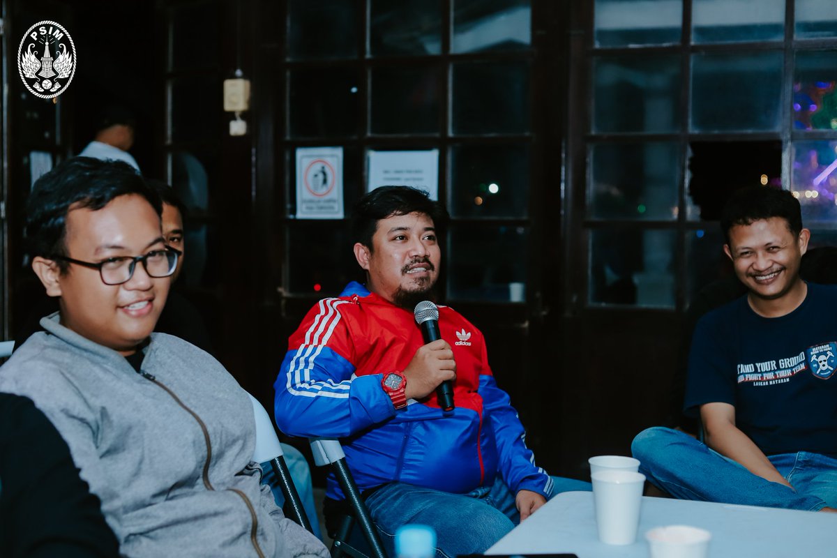 PSIMJOGJA's tweet photo. Manajemen PSIM Jogja menggelar audiensi bersama Brajamusti dan The Maident untuk menjaga silaturahmi dan mendengarkan aspirasi secara langsung.

Suara kalian jadi bahan bakar semangat untuk terus melangkah bersama. Satu hati, satu tujuan, untuk PSIM. 💙

#LaskarMataram 
#AYDK https://t.co/CLG6n1rEwe