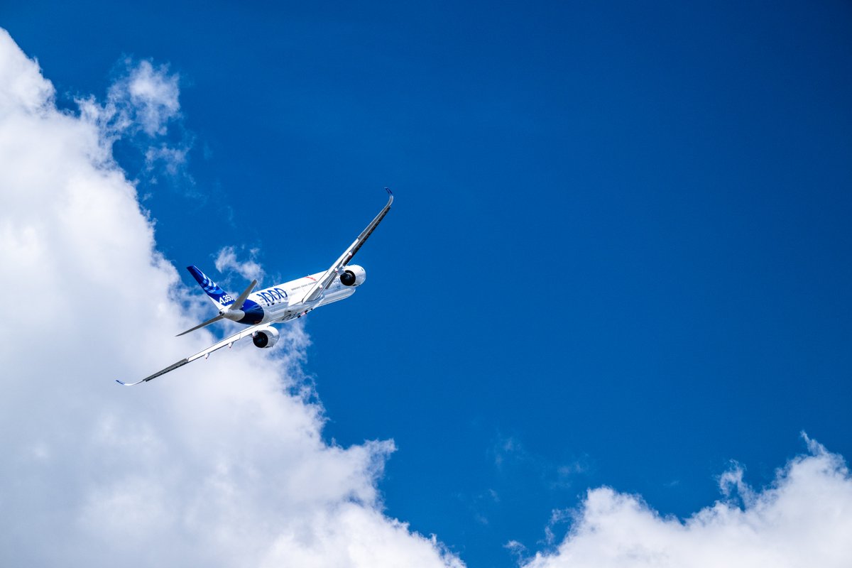 Airbus's tweet image. We already miss our #LongRangeLeader dancing in the Paris skies at #PAS25! 😍 #A350