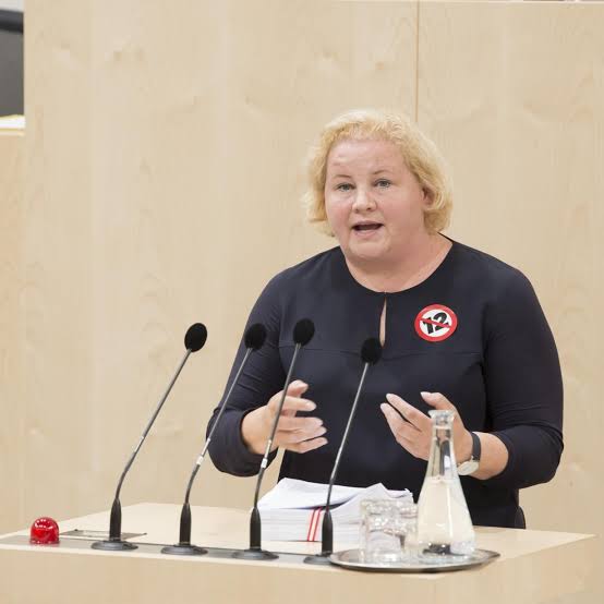 JungereCato's tweet photo. Massive Einsparungen bei den Behinderten‼️Die Kürzungen für 2025 in Höhe von 100 Mio € seien unumgänglich,sagt die rote Sozialministerin Korinna #Schuhmann‼️
Aber bei den zugewanderten Großfamilien,die 7000€ u. mehr bekommen,verbietet dies die Verfassung,erklärte sie uns auch‼️ https://t.co/YniZNBqmG5