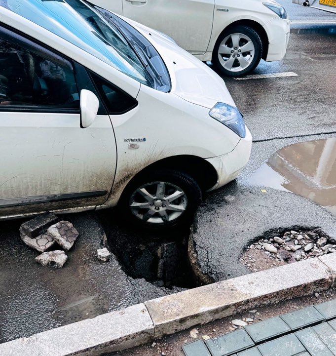 Энэ жил 3 дахин их татвар, замын хураамж төлдөг болсон жолооч нар ийм нүхэнд унаж эвдэрсэн хохирлоо Х.Нямбаатараас нэхэх нь зүйтэй шүү. Зайлуулаад хуулийн хариуцлага тооцох цаг тун удахгүй.