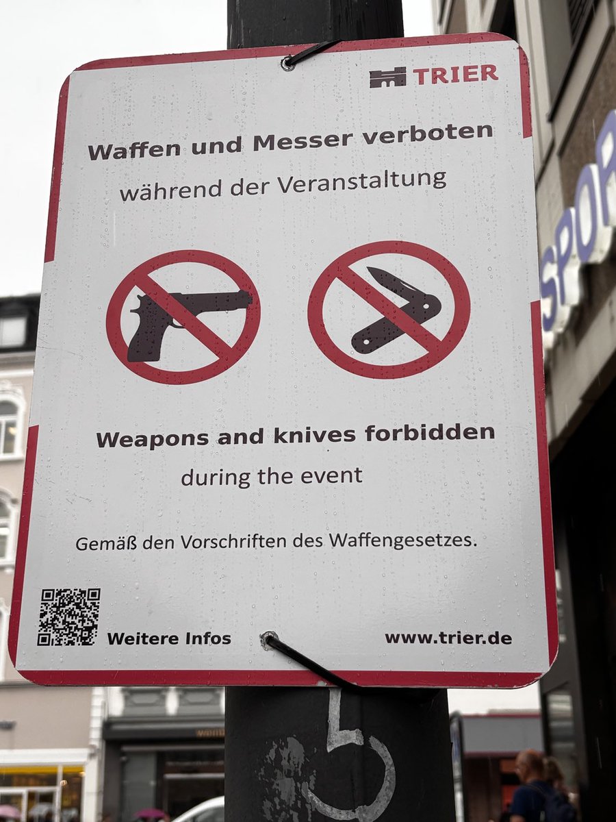 mensmenthealth's tweet photo. Wenn keine Veranstaltung ist, können alle #Messerstecher u #Revolverhelden also ihr Equipment bedenkenlos mit sich tragen! 🥳 armselige Politik ! Null #Waffen zu jeder zeit war einmal die Maxime! #Trier https://t.co/uOefoCBCiC
