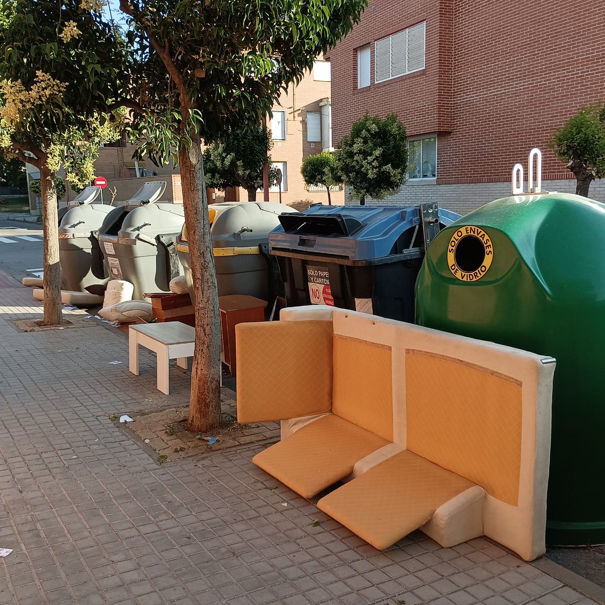 Nos siguen llegando quejas de los vecinos de distintos puntos del municipio, hoy toca el barrio de Malpica el cual está muy descuidado por parte del actual equipo de gobierno  y en concreto una zona que recurrentemente parece una suerte de punto limpio.
#Utebo  #Sucio #PP