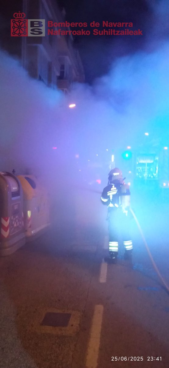 bomberos_na's tweet photo. Intervenimos la noche del #miércoles en el incendio de dos contenedores de papel y envases en #Lodosa
Extinguimos con agua y posteriormente con espuma
#SVB de #Bidean se encuentra con el incendio, alerta a @112_na y se queda en prevención
#ParqueLodosa
@NavarraGC https://t.co/SEmEi6Ardu