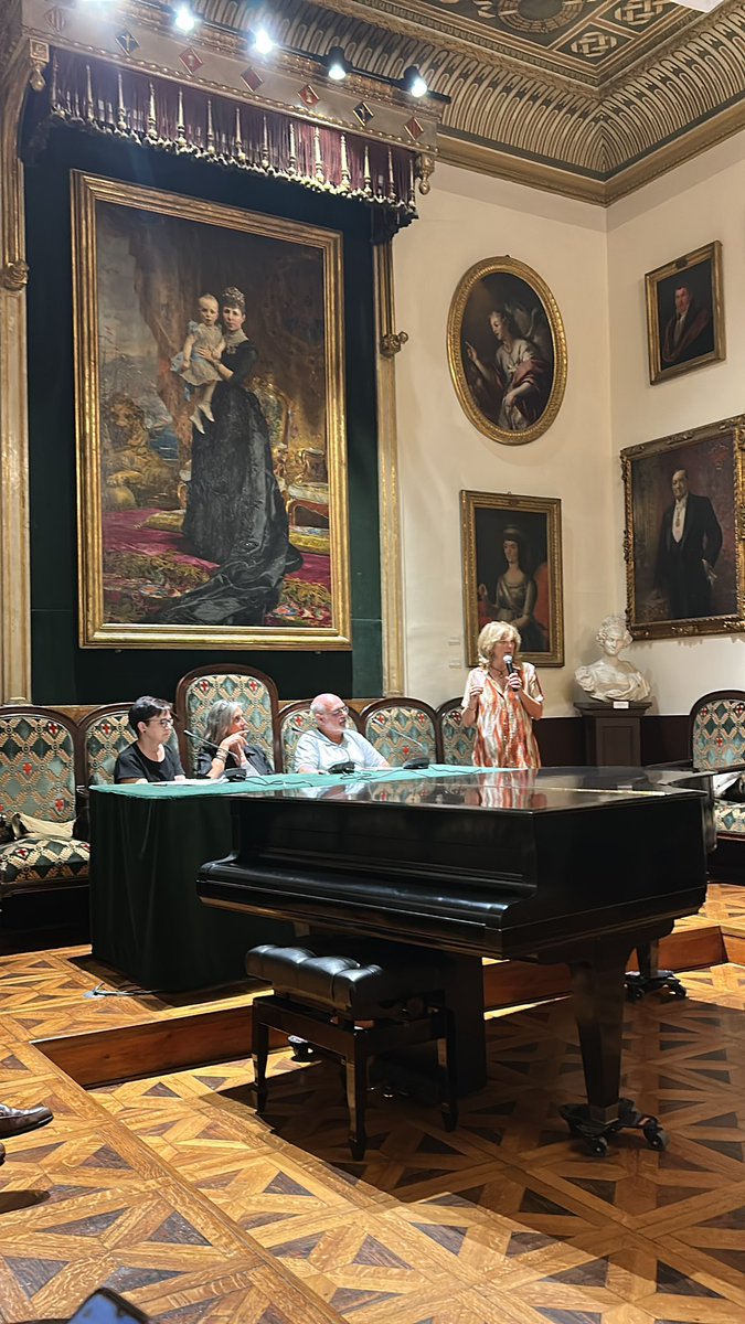 A l’acadèmia de BBAA Sant Jordi <a href="/racbasj/">R. Acadèmia Catalana de Belles Arts de Sant Jordi</a>, la sala plena en un debat sobre la necessitat de preservar. Mala cosa quan la política juga amb el patrimoni #Sixena; <a href="/velasc_alberto/">Albert Velasco</a> <a href="/MariaPalau75/">Maria Palau</a> <a href="/mireiamestre3/">Mireia Mestre</a> <a href="/SantosMMateos/">Santos M. Mateos</a>