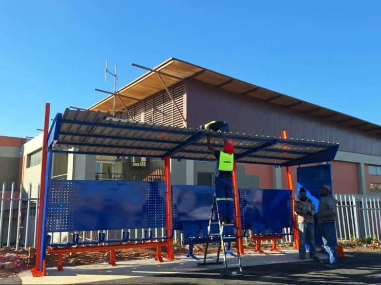 Transport Department, together with JDA, installing minibus taxi lay-bys and bus stop shelters in Cosmo City
#JoburgTransportDepartment
#joburgCares
#JoburgReimagined