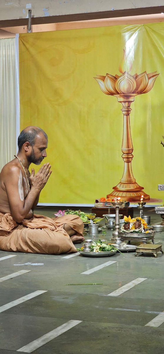sriuttaradimath's tweet image. Mruttikavrushabha Pooja by Sri Mahaswamigalu on the occasion of Jyeshtha Amavasya at Mumbai.
.
#SriUttaradiMatha #sriuttaradimath #uttaradimatha