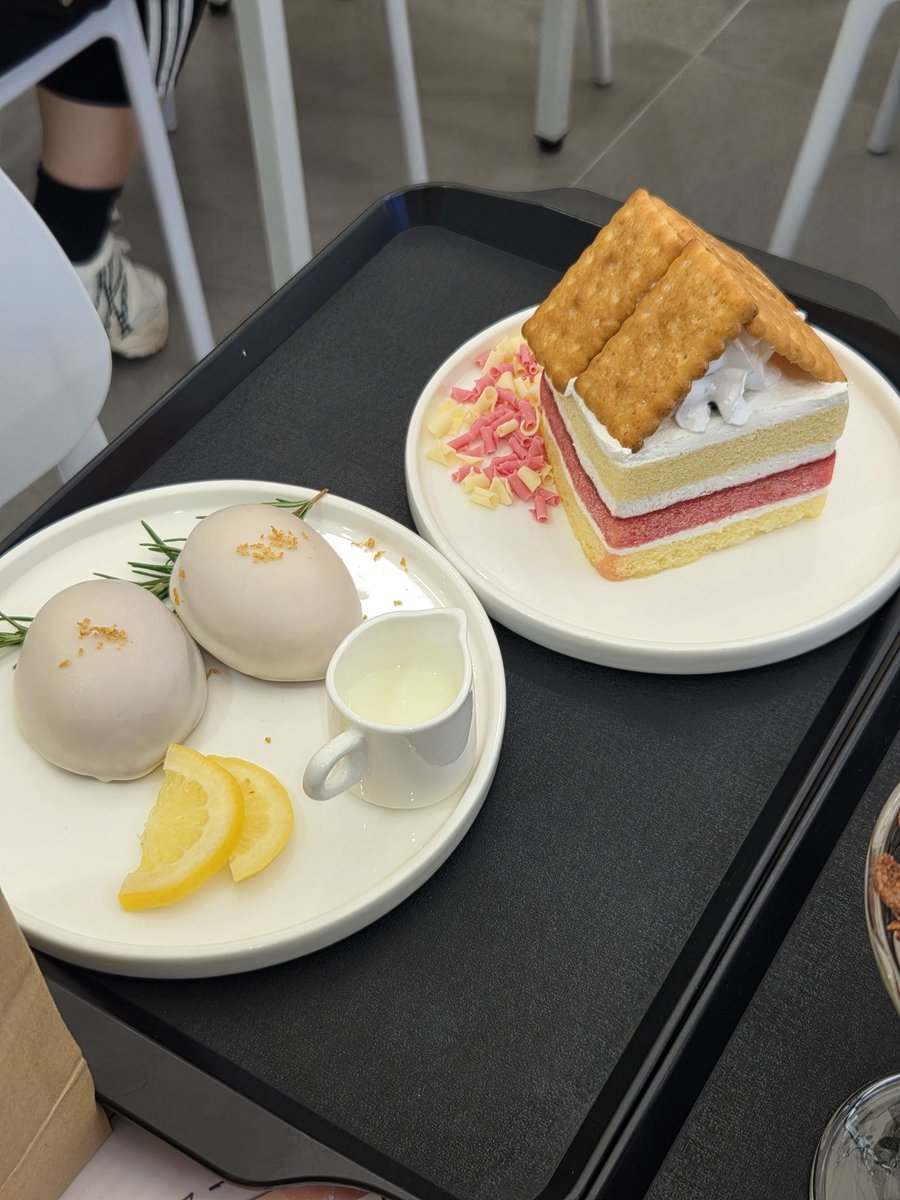 __llills's tweet photo. #원룸조교님 #원룸조교님카페 #콜라보카페 #지붕 #투니크 https://t.co/9g7do9CQ0j
