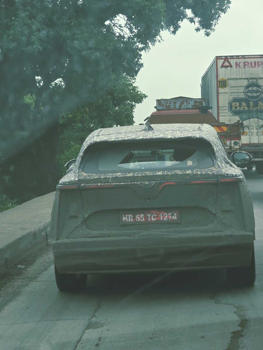 Rajan001Kumar's tweet photo. I found this car testing being done in mumbai road but as per logo it seems china brand #Changan.. hard to believe.
Road presence is good for SUV.
#carlover . @autocarindiamag https://t.co/dLMJFx3aS1