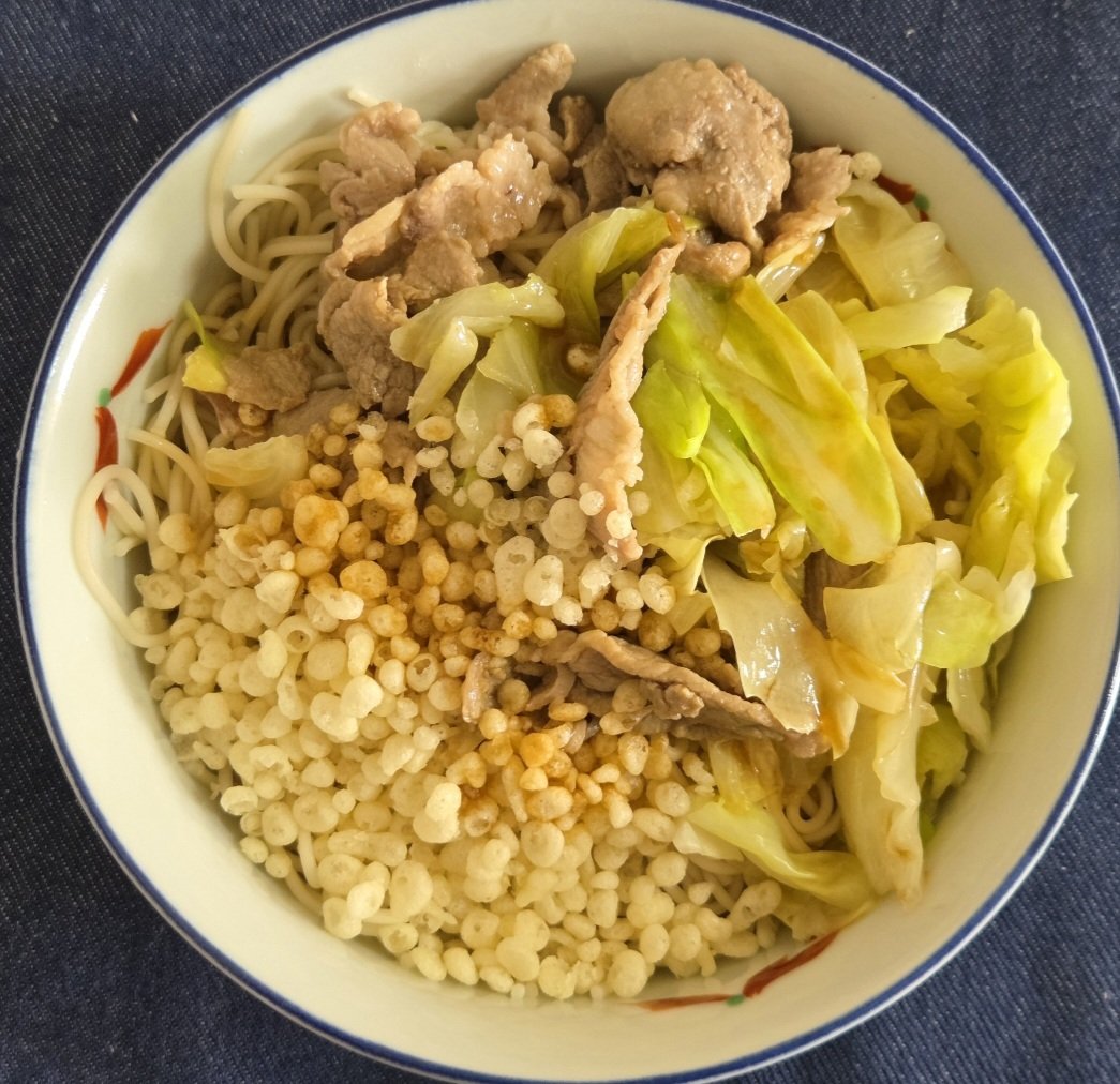 AS1GfK2hd079b3H's tweet photo. 2025年6月26日昼ごはん
豚肉キャベツ揚げ玉のぶっかけ温麺
#おうちごはん #料理男子 #料理記録 #食事記録 #Unmen #温麺
#昼ごはん #料理好きな人と繋がりたい #日常垢 #Lunch #cooking #Japanesefood https://t.co/Y1zvc2XyR8
