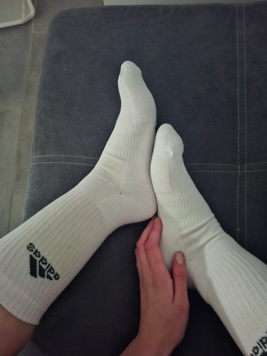 CashGoddessMary's tweet photo. Guten Morgen. Ich bin Cashgoddess Mary.
Bewundere meine Socken – sie sind das Einzige, was du heute verdienst zu sehen.
🍷💸 Kniefall? Jetzt.
#CashGoddess #Findom #GoddessVibes https://t.co/svZfFN3a9i