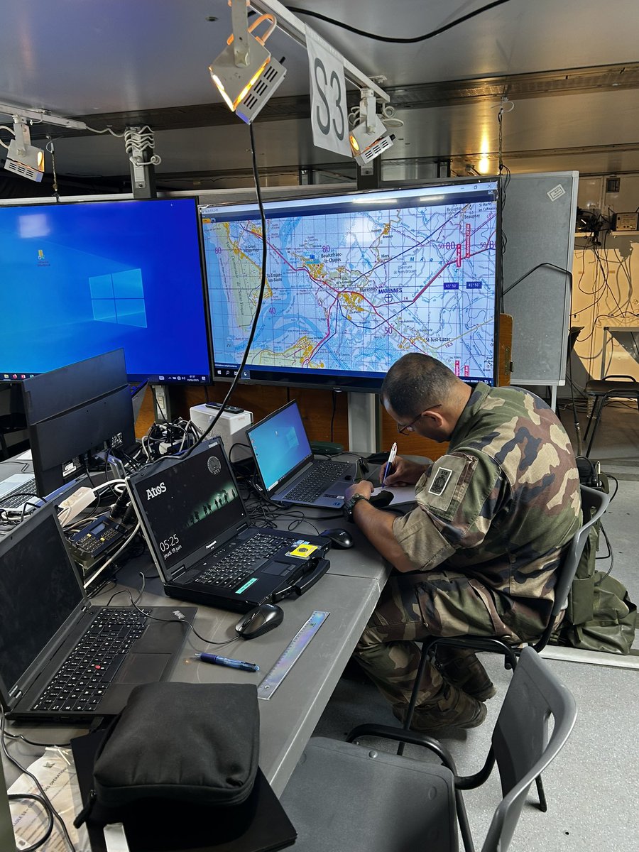 519eRt's tweet image. Dans le cadre de la montée en puissance du centre opération régimentaire (CO SPOD), deux exercices successifs type CPX (Command Post Exercice) ont été conduits du 10 au 20 juin 2025 sur la base navale de Toulon. #519ert #soldatdelajonque #fierdenossoldats