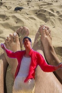 Wann war ich das letzte Mal am Leben.
Als unsere Füße warmen Sand berührten,
und deine Augen mich verwirrten.

🤗🌞