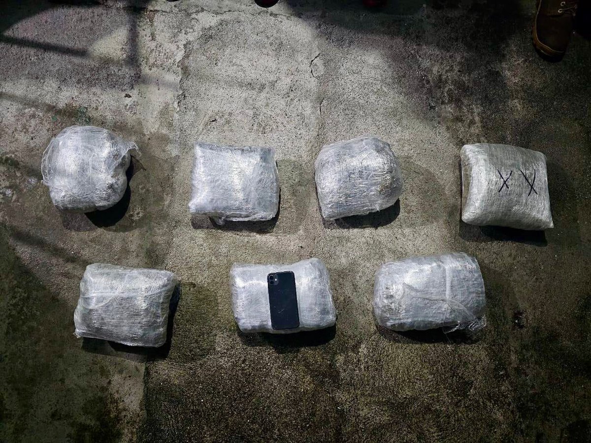 René Francis Merino Monroy🇸🇻 (@merino_monroy) on Twitter photo Personal de la <a href="/FUERZARMADASV/">FUERZA ARMADA</a> ubicó a un menor de edad que transportaba siete paquetes de marihuana en la colonia El Tránsito, San Marcos, San Salvador Sur.
Fue entregado a la <a href="/PNCSV/">PNC El Salvador</a>.
No daremos tregua a quienes se involucren en actividades ilícitas, defenderemos el país Personal de la <a href="/FUERZARMADASV/">FUERZA ARMADA</a> ubicó a un menor de edad que transportaba siete paquetes de marihuana en la colonia El Tránsito, San Marcos, San Salvador Sur.
Fue entregado a la <a href="/PNCSV/">PNC El Salvador</a>.
No daremos tregua a quienes se involucren en actividades ilícitas, defenderemos el país