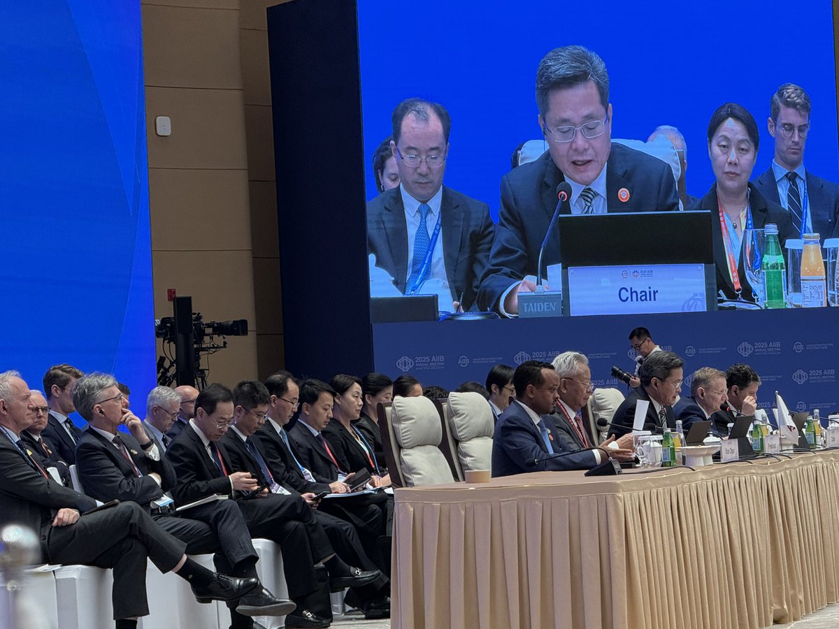 En marge de la visite du Premier Ministre Ousmane Sonko en Chine, nous avons participé aux sessions des Gouverneurs de l’Asian Infrastructure Investment Bank ((AIIB) comme membre non-regional prospectif. 

Le Sénégal est l’un des premiers pays africains à intégrer l’institution,