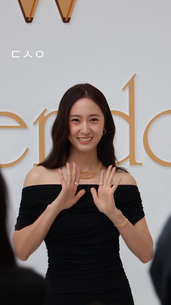 look how happy and gorgeous krystal is. 🥹