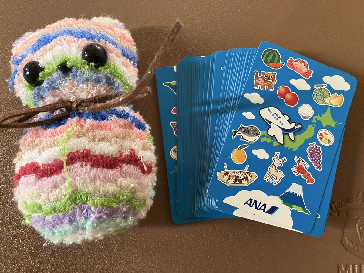 olive_VR0923's tweet photo. ふるぼけたトランプが出てきた

パッケージから出すと中はきれい

カードには都道府県の名前や特産物が書かれています

引いたカードで旅を想像するのも楽しいかも

＃脳内旅行　＃ぬい撮り 
＃トランプ https://t.co/2V7v3HHBZo