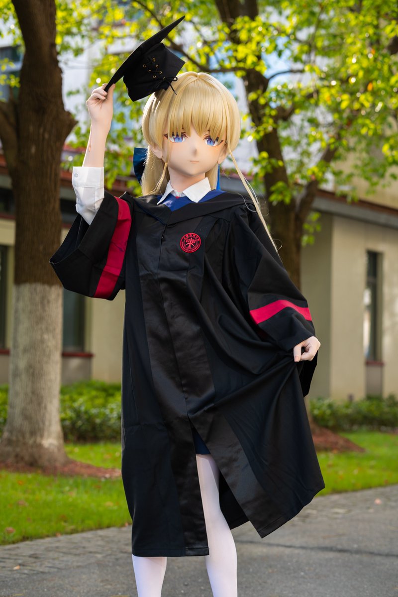 毕业第一弹，6.16拍的时候硕士服还没发，于是先借了下学士服拍拍，也算是稍稍弥补了3年前本体都没拍到毕业照的遗憾吧
🎭:<a href="/Cyberloafing_S/">摸鱼头壳_MYKig</a>
📷:<a href="/NaiLian23/">连二三</a> 
#着ぐる #kigurumi #BlueArchive