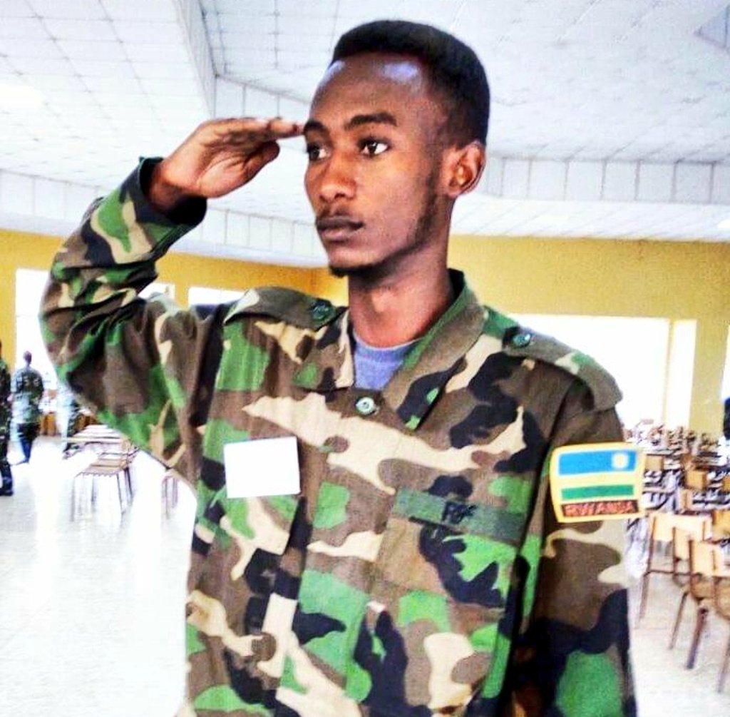 agapetigatuje's tweet photo. Just imagine!! 
Nawe Tekereza iyo aba bastar bo mu Rwanda bamenyekana muri iyi myuga itandukanye cyane niyo bakora Uyu munsi. 🇷🇼📈

A Thread ⬇️😲 

1. CLAPTON KIBONGE

ubu ni umukinnyi wa filime, umu comedian nibindi. Ariko se byarikuba bimeze gute iyo yibera Umusirikare.?🤭 https://t.co/QHhEZTT6HD