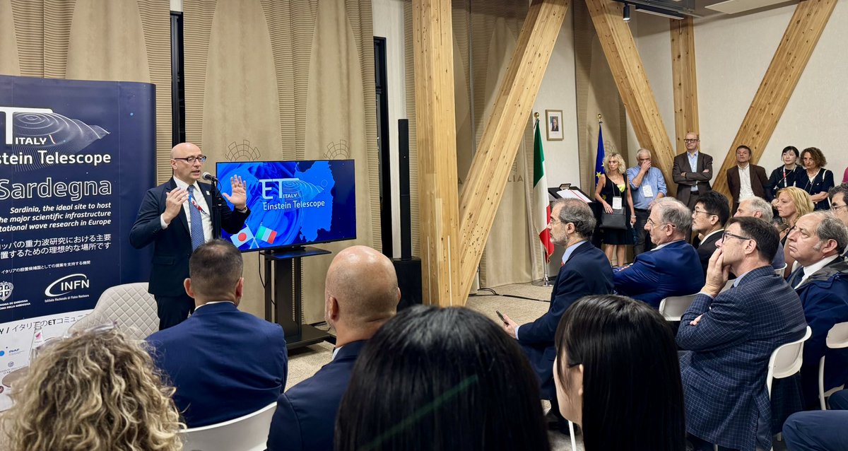 ItalyExpo2025's tweet photo. “𝐈𝐭𝐚𝐥𝐲 𝐚𝐧𝐝 𝐉𝐚𝐩𝐚𝐧 𝐢𝐧 𝐭𝐡𝐞 𝐰𝐨𝐫𝐥𝐝𝐰𝐢𝐝𝐞 𝐆𝐫𝐚𝐯𝐢𝐭𝐚𝐭𝐢𝐨𝐧𝐚𝐥 𝐖𝐚𝐯𝐞 𝐍𝐞𝐭𝐰𝐨𝐫𝐤: 𝐋𝐈𝐆𝐎–𝐕𝐈𝐑𝐆𝐎–𝐊𝐀𝐆𝐑𝐀 𝐚𝐧𝐝 𝐭𝐡𝐞 𝐄𝐢𝐧𝐬𝐭𝐞𝐢𝐧 𝐓𝐞𝐥𝐞𝐬𝐜𝐨𝐩𝐞”. During the week dedicated to @Reg_Sardegna a special event highlighted its ideal role as the host of the Europe’s next major infrastructure for gravitational wave research.
Among the distinguished speakers, Nobel Prize-winning physicist #TakaakiKajita joined the panel. The #ItalyPavilion is a space for dialogue on #science #technology and #cooperation 🇮🇹🇯🇵