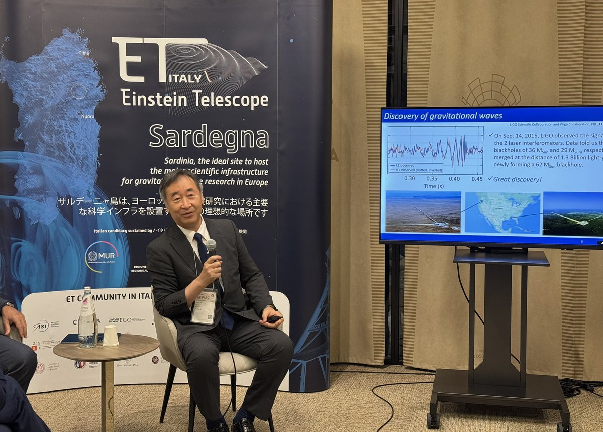 ItalyExpo2025's tweet photo. “𝐈𝐭𝐚𝐥𝐲 𝐚𝐧𝐝 𝐉𝐚𝐩𝐚𝐧 𝐢𝐧 𝐭𝐡𝐞 𝐰𝐨𝐫𝐥𝐝𝐰𝐢𝐝𝐞 𝐆𝐫𝐚𝐯𝐢𝐭𝐚𝐭𝐢𝐨𝐧𝐚𝐥 𝐖𝐚𝐯𝐞 𝐍𝐞𝐭𝐰𝐨𝐫𝐤: 𝐋𝐈𝐆𝐎–𝐕𝐈𝐑𝐆𝐎–𝐊𝐀𝐆𝐑𝐀 𝐚𝐧𝐝 𝐭𝐡𝐞 𝐄𝐢𝐧𝐬𝐭𝐞𝐢𝐧 𝐓𝐞𝐥𝐞𝐬𝐜𝐨𝐩𝐞”. During the week dedicated to @Reg_Sardegna a special event highlighted its ideal role as the host of the Europe’s next major infrastructure for gravitational wave research.
Among the distinguished speakers, Nobel Prize-winning physicist #TakaakiKajita joined the panel. The #ItalyPavilion is a space for dialogue on #science #technology and #cooperation 🇮🇹🇯🇵