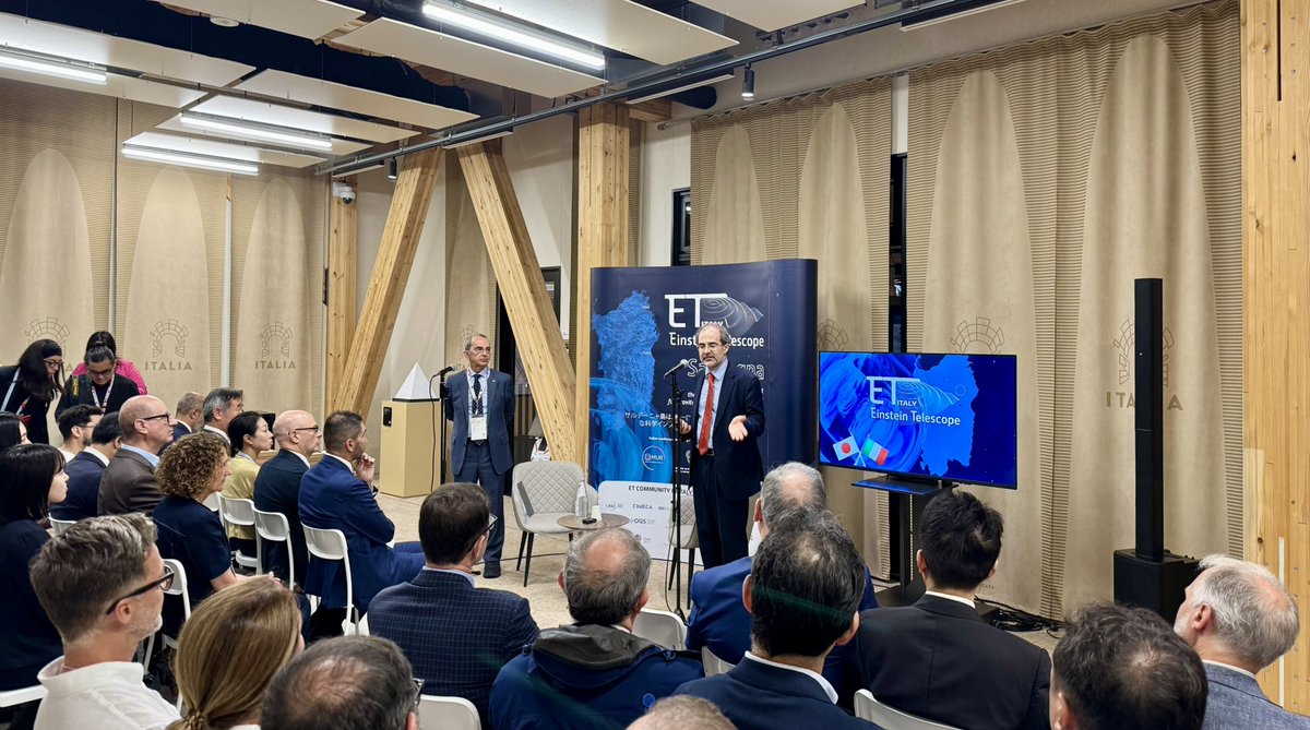 ItalyExpo2025's tweet photo. “𝐈𝐭𝐚𝐥𝐲 𝐚𝐧𝐝 𝐉𝐚𝐩𝐚𝐧 𝐢𝐧 𝐭𝐡𝐞 𝐰𝐨𝐫𝐥𝐝𝐰𝐢𝐝𝐞 𝐆𝐫𝐚𝐯𝐢𝐭𝐚𝐭𝐢𝐨𝐧𝐚𝐥 𝐖𝐚𝐯𝐞 𝐍𝐞𝐭𝐰𝐨𝐫𝐤: 𝐋𝐈𝐆𝐎–𝐕𝐈𝐑𝐆𝐎–𝐊𝐀𝐆𝐑𝐀 𝐚𝐧𝐝 𝐭𝐡𝐞 𝐄𝐢𝐧𝐬𝐭𝐞𝐢𝐧 𝐓𝐞𝐥𝐞𝐬𝐜𝐨𝐩𝐞”. During the week dedicated to @Reg_Sardegna a special event highlighted its ideal role as the host of the Europe’s next major infrastructure for gravitational wave research.
Among the distinguished speakers, Nobel Prize-winning physicist #TakaakiKajita joined the panel. The #ItalyPavilion is a space for dialogue on #science #technology and #cooperation 🇮🇹🇯🇵