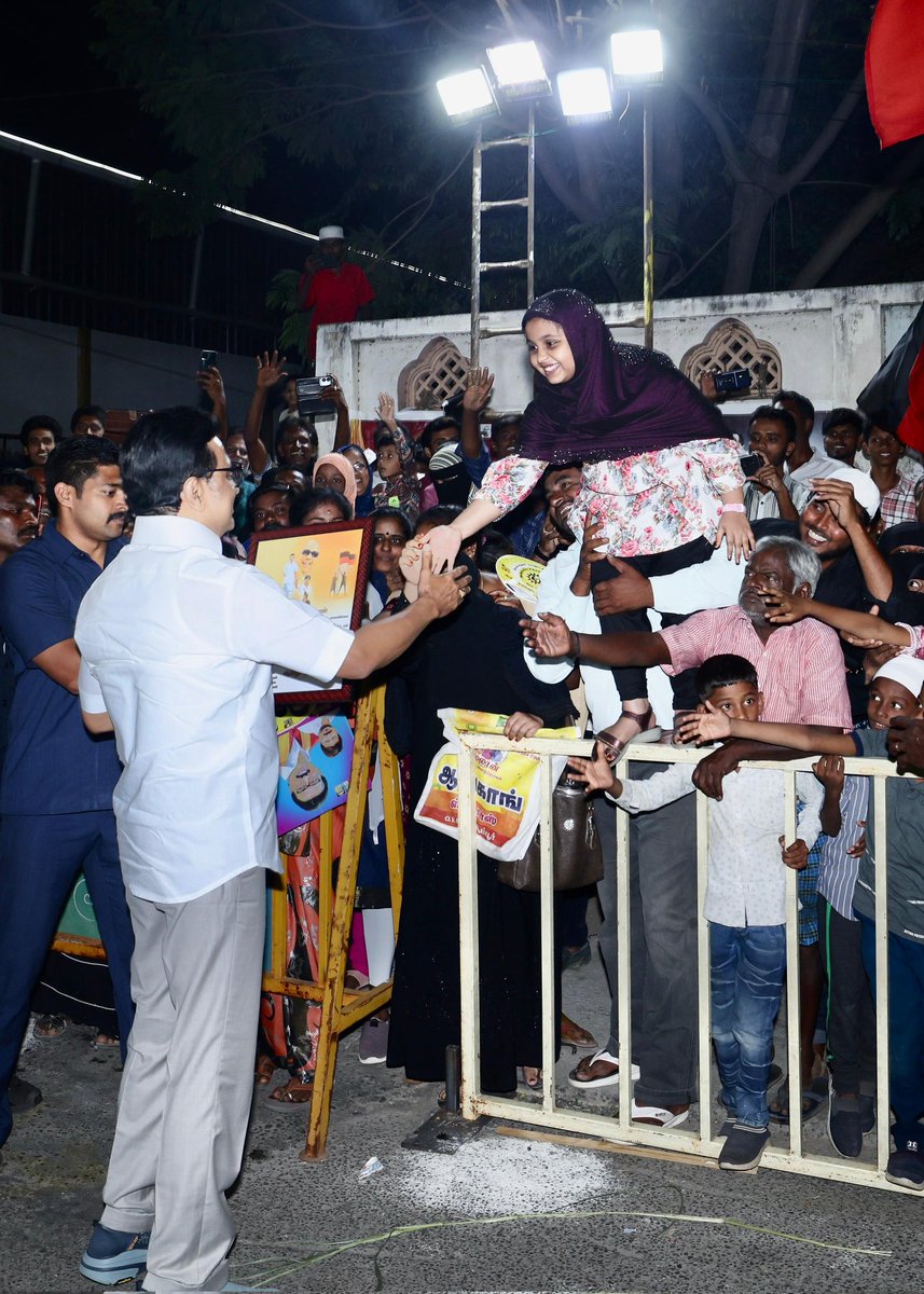 Joel_Dmk's tweet photo. "அன்பிற்கும் உண்டோ 
அடைக்கும் தாழ்' 
பேரன்பும்,
பெருமத���ப்பும்
நிரம்பப்பெற்ற
மாண்புமிகு முதல்வர் @mkstalin
அவர்களை 
மழலை முதல் மாண்பமைந்த
முதியோர் வரை 
வரவேற்று 
வாழ்த்து மழை
பொழியும் பொன்னான தருணம்! 🙏♥️🥹

@Udhaystalin

#CMStalinInVellore
#ஓரணியில்_தமிழ்நாடு
#DMK4TN https://t.co/bLdWN32PtP