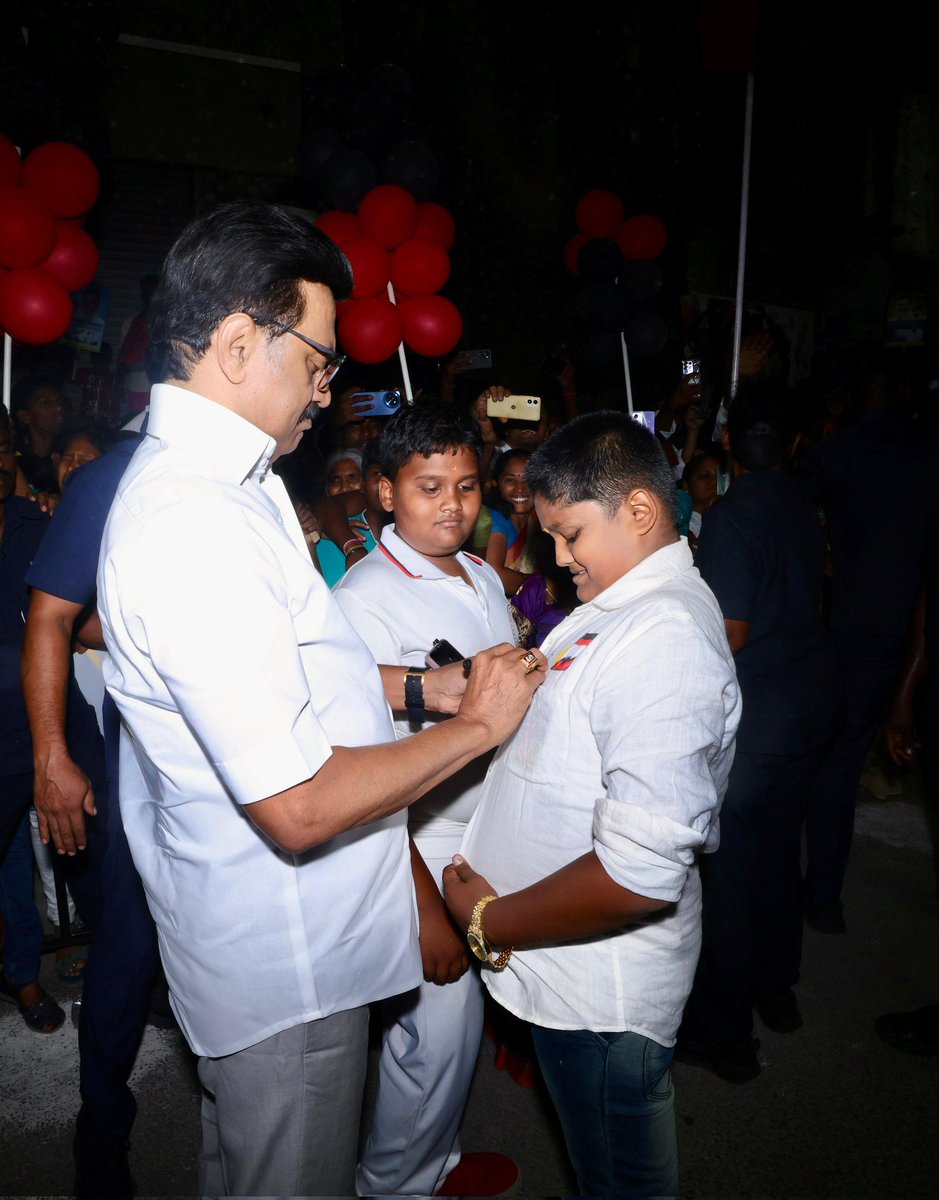 Joel_Dmk's tweet photo. "அன்பிற்கும் உண்டோ 
அடைக்கும் தாழ்' 
பேரன்பும்,
பெருமத���ப்பும்
நிரம்பப்பெற்ற
மாண்புமிகு முதல்வர் @mkstalin
அவர்களை 
மழலை முதல் மாண்பமைந்த
முதியோர் வரை 
வரவேற்று 
வாழ்த்து மழை
பொழியும் பொன்னான தருணம்! 🙏♥️🥹

@Udhaystalin

#CMStalinInVellore
#ஓரணியில்_தமிழ்நாடு
#DMK4TN https://t.co/bLdWN32PtP