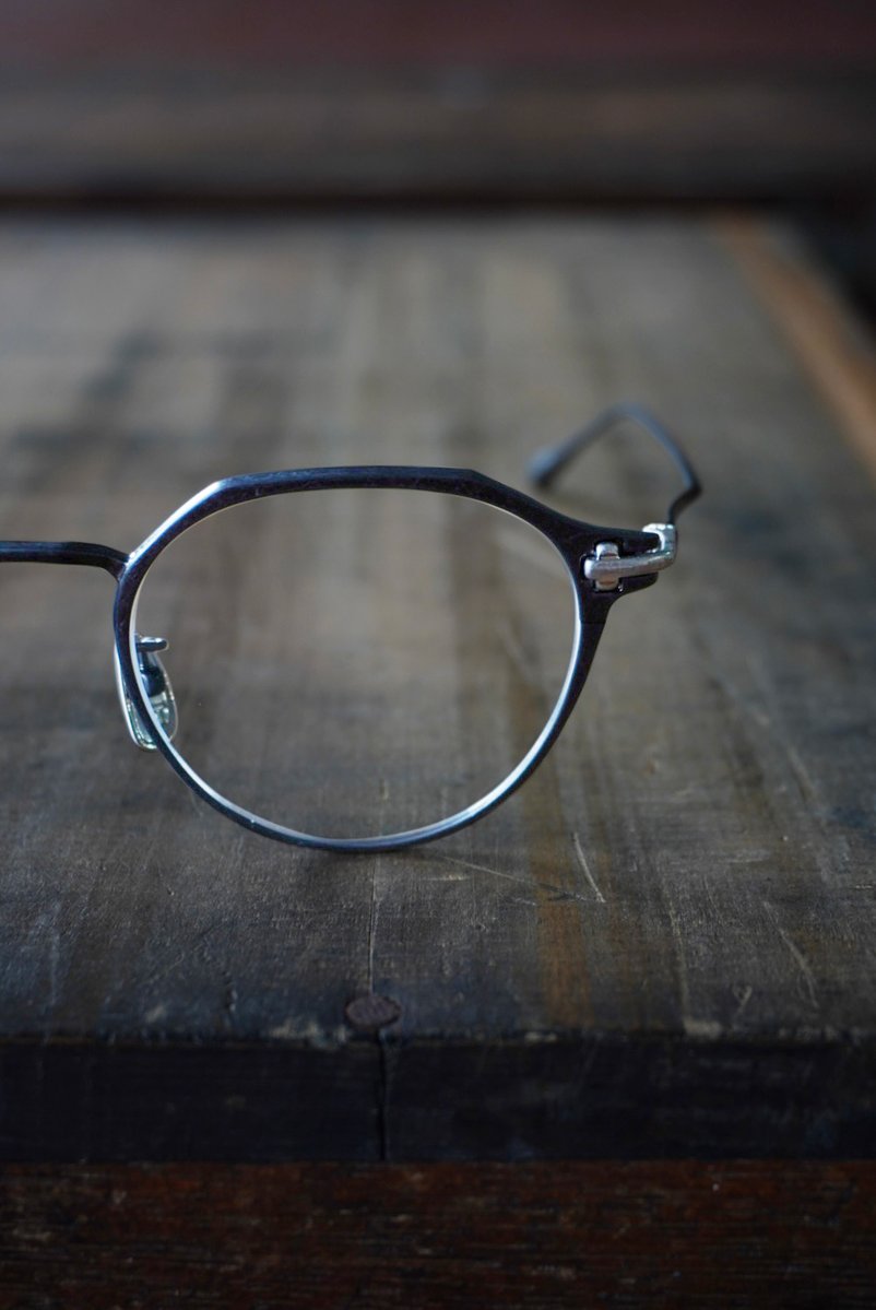 【新色のお知らせ】

TAYLOR WITH RESPECT
Midsummer 2025

model : diadema (ディアデマ)
col.07 Damaged Black

2025年7月12日(土)、全国の正規取扱店にて販売開始

―黒の新定番“ダメージドブラック”
その静謐な存在感を、ぜひ店頭でご体感ください

＃TAYLORWITHRESPECT
＃テイラーウィズリスペクト