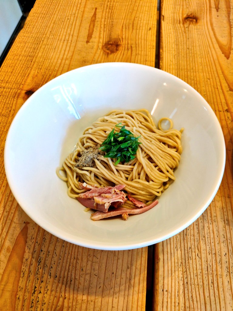 The Noodles &amp; Saloon Kiriya　流山

潮ソバ
和え玉(白醤油)

今日のお昼はコチラ！
数あるメニューのなかでも
ダントツ潮ソバ推し♡
バランスの良いスープと細麺が最高💯
2種類のチャーシューもとにかくうめぇの🤤
和え玉も美味しかった😋
コレはクセになりそう！
ごちそうさまでした✨
#うまーみん