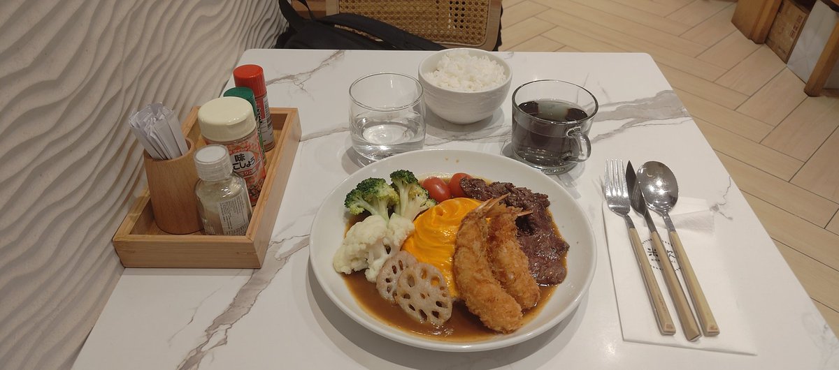 xian2233's tweet photo. 上個禮拜天去了国际金融中心的一家餐廳吃了日式咖哩飯，好吃是好吃，菜擺盤也挺好看，就是飯量少了，感覺吃飯就是打卡還可以，吃不吃飽就是另外一回事了。 https://t.co/YD7DLnLKud
