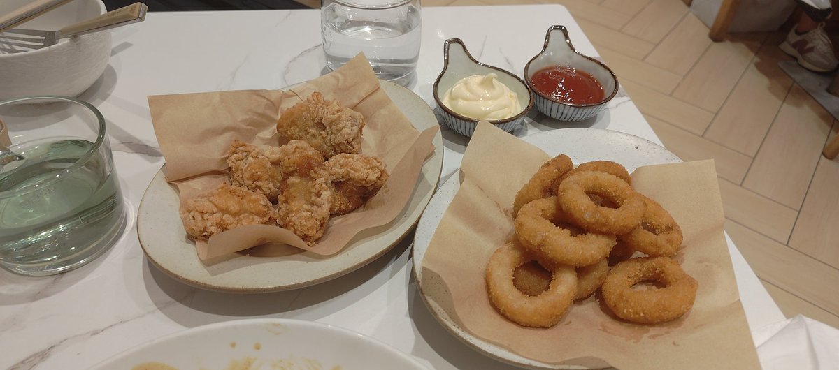 xian2233's tweet photo. 上個禮拜天去了国际金融中心的一家餐廳吃了日式咖哩飯，好吃是好吃，菜擺盤也挺好看，就是飯量少了，感覺吃飯就是打卡還可以，吃不吃飽就是另外一回事了。 https://t.co/YD7DLnLKud