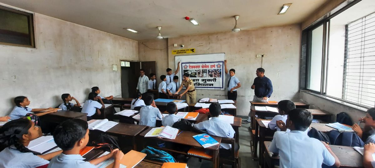 जागतिक अंमली पदार्थ विरोधी दिनानिमीत्त टिळकनगर पोलीस ठाणेमार्फत नशामुक्त पंधरवडा अभियान राबविण्यात येत असून त्याचे अंतर्गत आज आर एन गांधी हायस्कूल, विद्याविहार पूर्व , मुंबई येथील विद्यार्थी व शिक्षकवर्ग यांचेशी संवाद साधून अंमली पदार्थांचे दुष्परिणाम याबाबत जनजागृती केली.