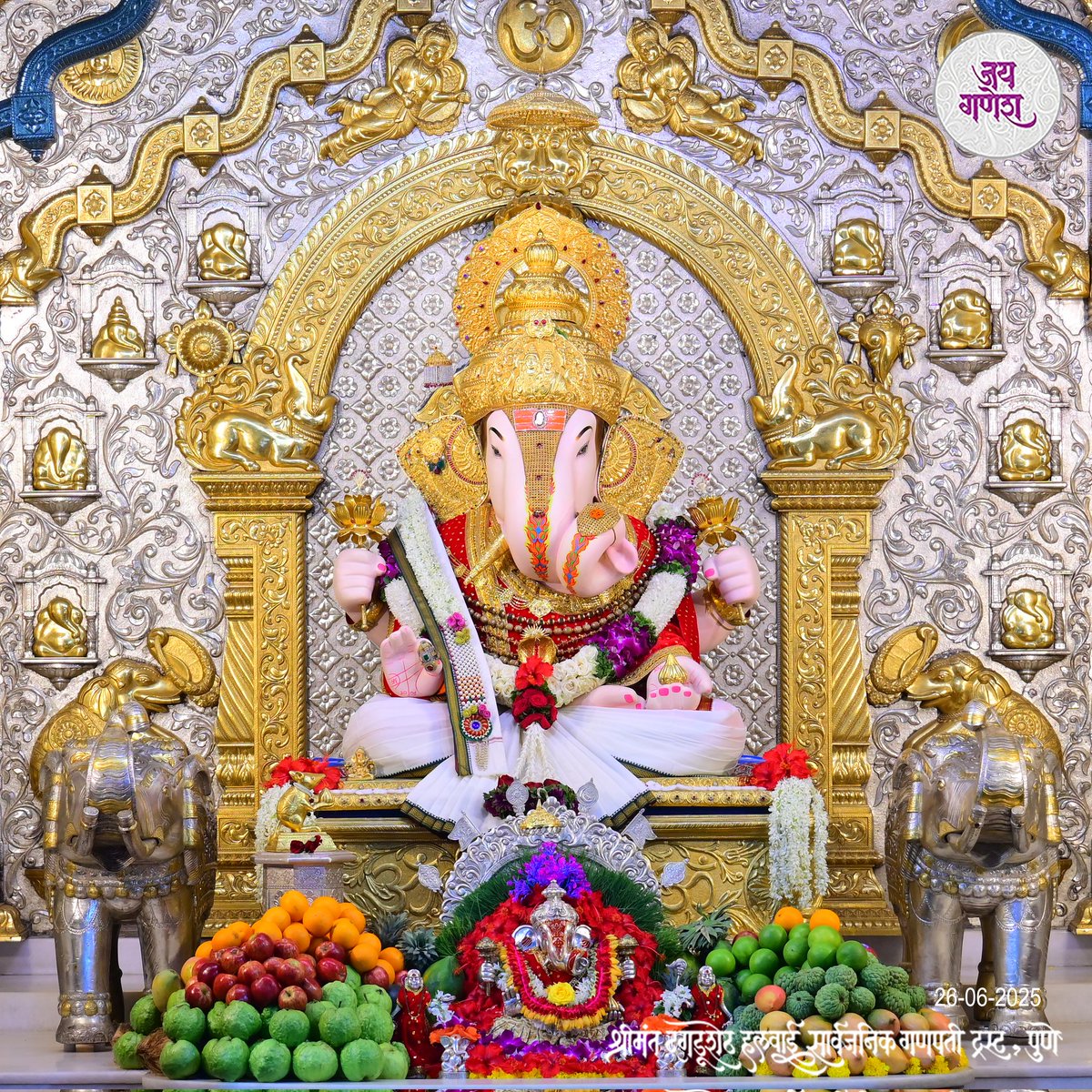 SAGARM_2525's tweet image. बाप्पा मोरया 🚩🚩
तूच एक शाश्वत सत्य, म्हणून आलो तुझिया दारी,
जन्मोजन्मी तुझा वास वसो अंतरात, हीच आस उरी’   
#dagdusheth #shrimant #Pune
