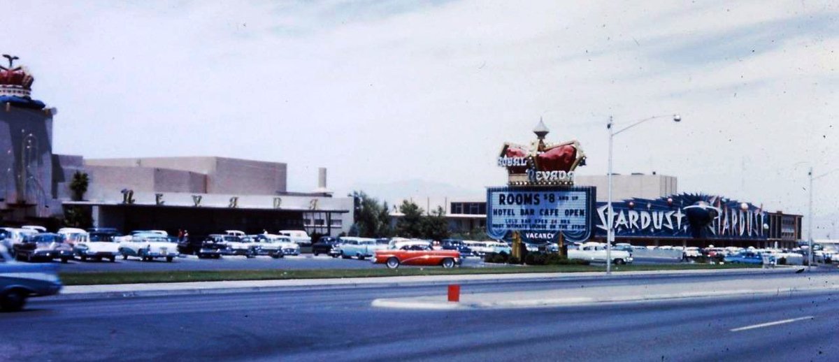 Tangento's tweet photo. @_GrandPaD The top photo is not from 1958. The building you see on the left is the Stardust Auditorium, which in 1958 was still the infamous, mobbed-up, soon-to-close-forever Royal Nevada. (1955-58)

Here's what that looked like: @LostVegasDOTus https://t.co/PxV7yyMq0u